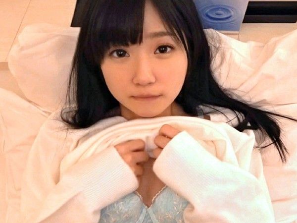 【19歳スレンダー美少女の初撮り♡】 アイドル級ルックスの彼女がカメラの前で大胆セックス！ 感度抜群ボディがエロすぎてヤバい！